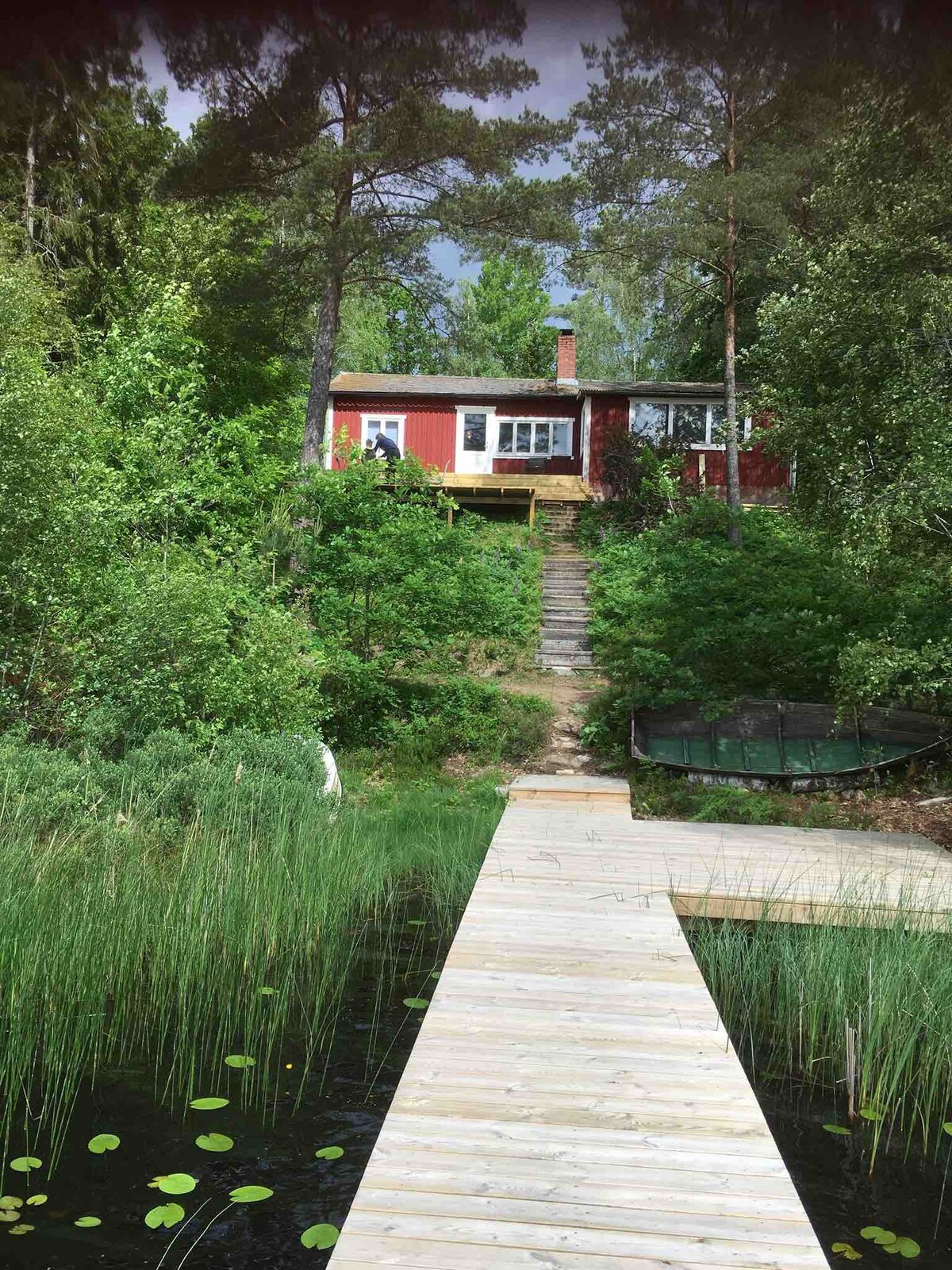 经典瑞典湖畔小木屋