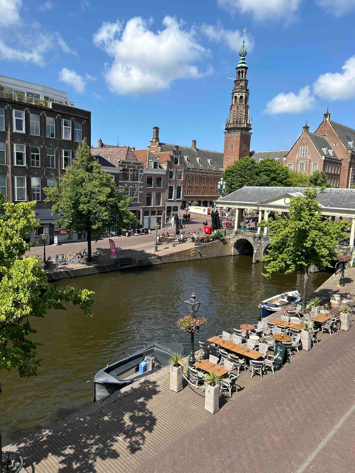 Leiden City Centre Canal View Classic Apartment