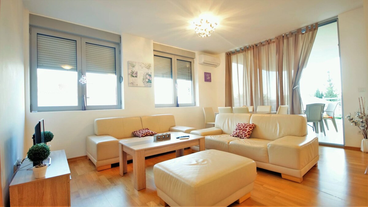 Pavlina apartment with sea view - near city center