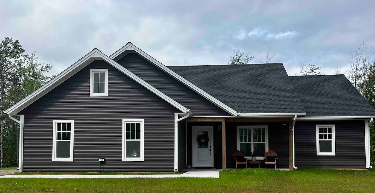 Peaceful new build w/ King bed + hot tub