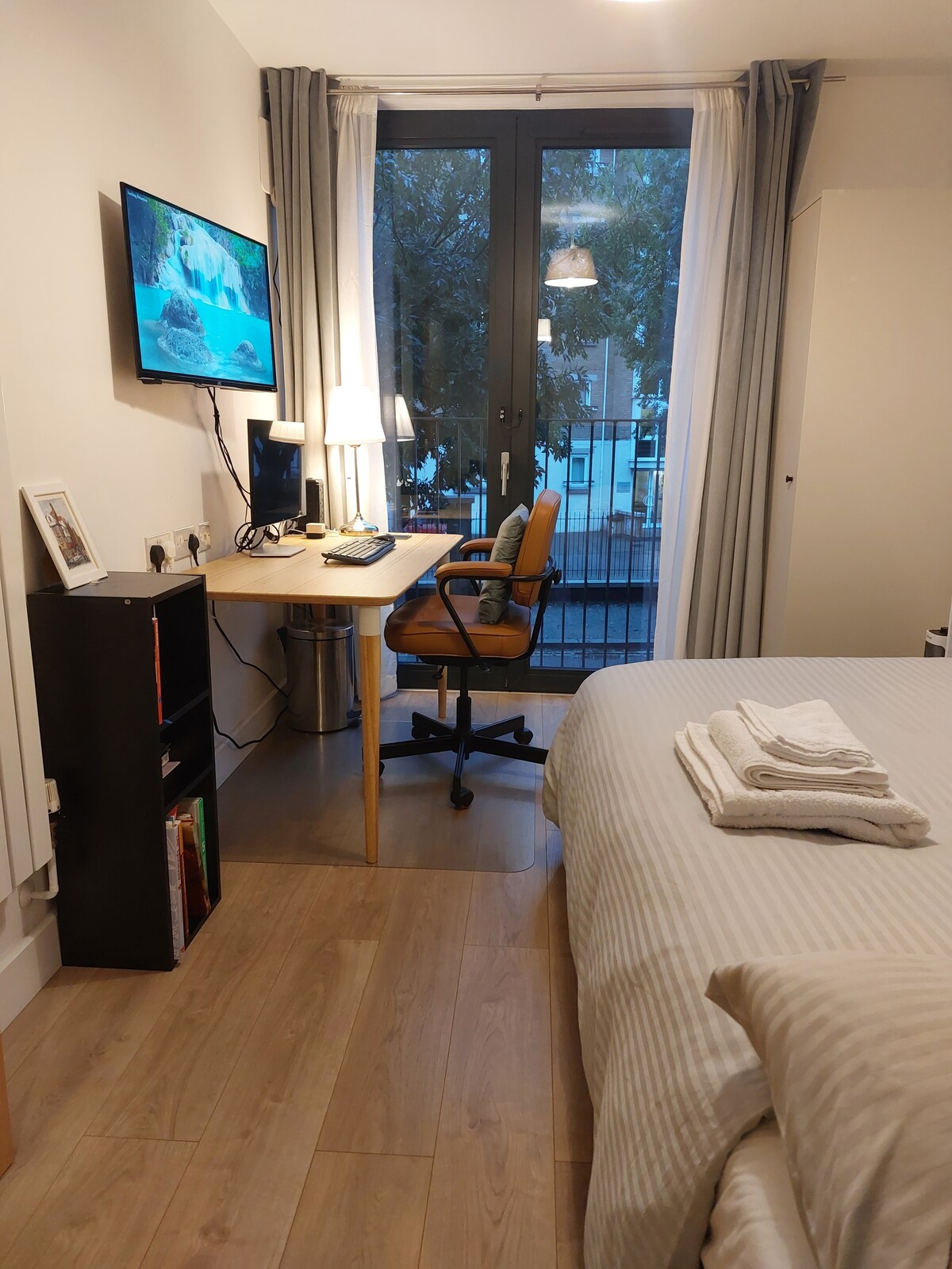 Room+own bathroom+ workspace+gym. 1 min from tube.