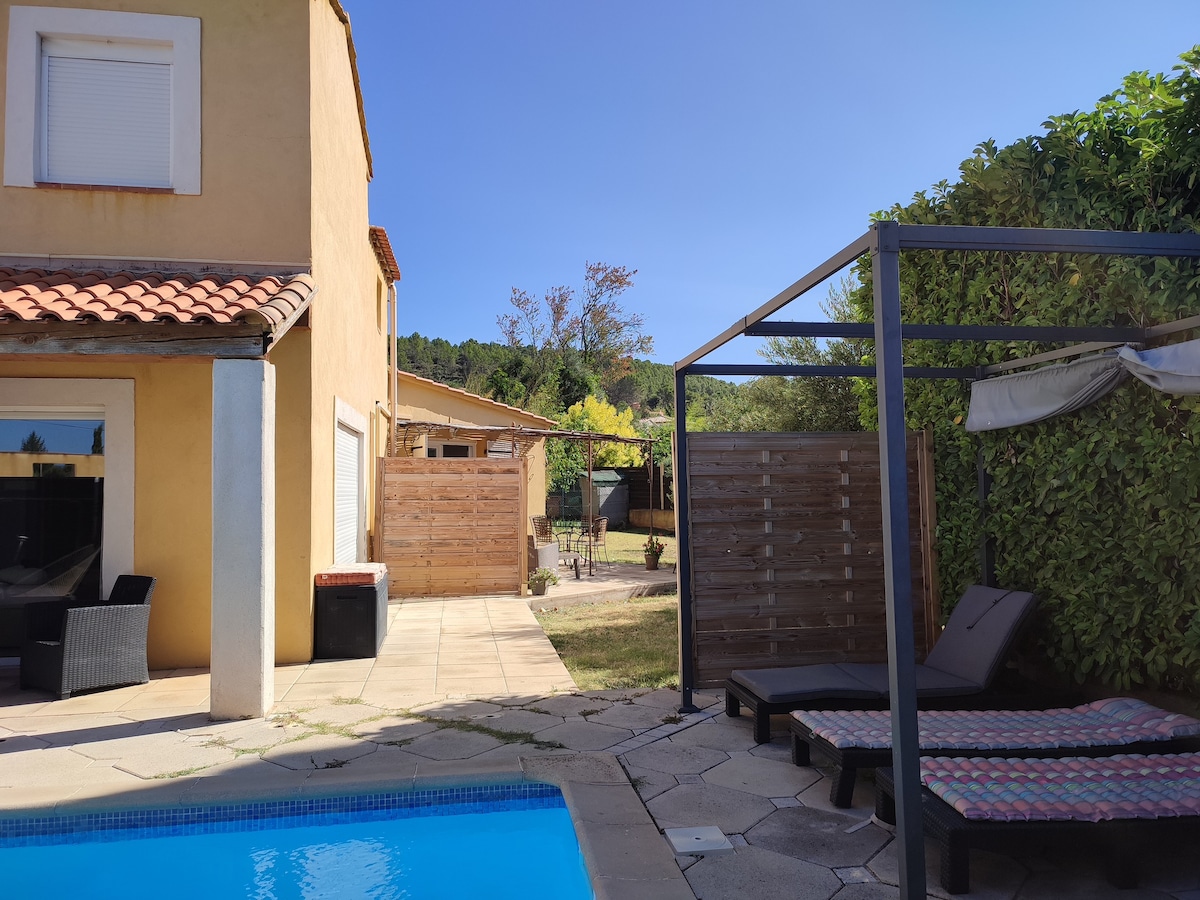 Au cœur du Var, studio indépendant avec terrasse.