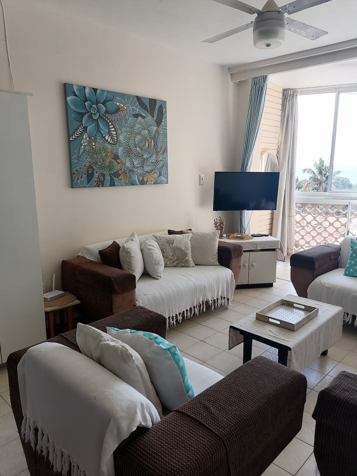 Modernised 6 sleeper beach front apartment