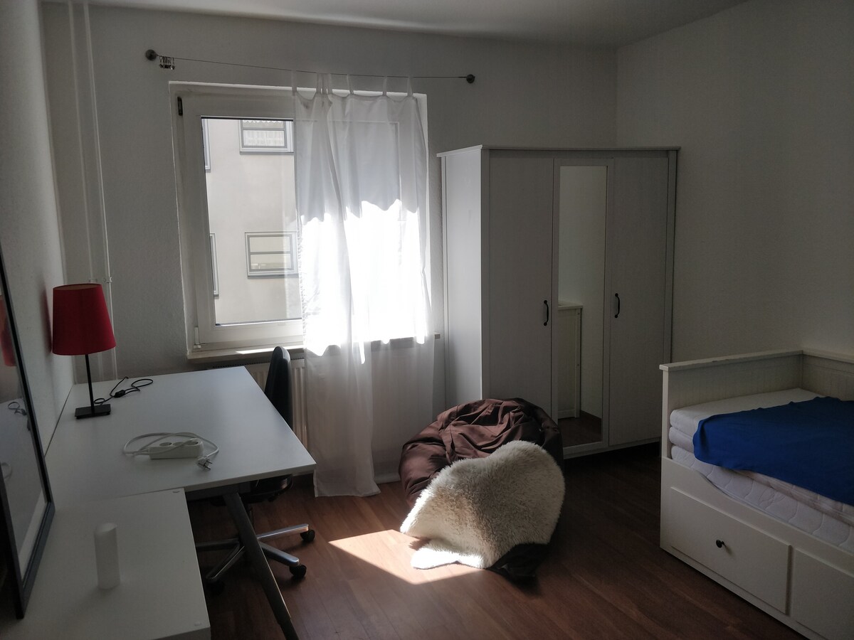 Scandinavian-Style room next to University Park!