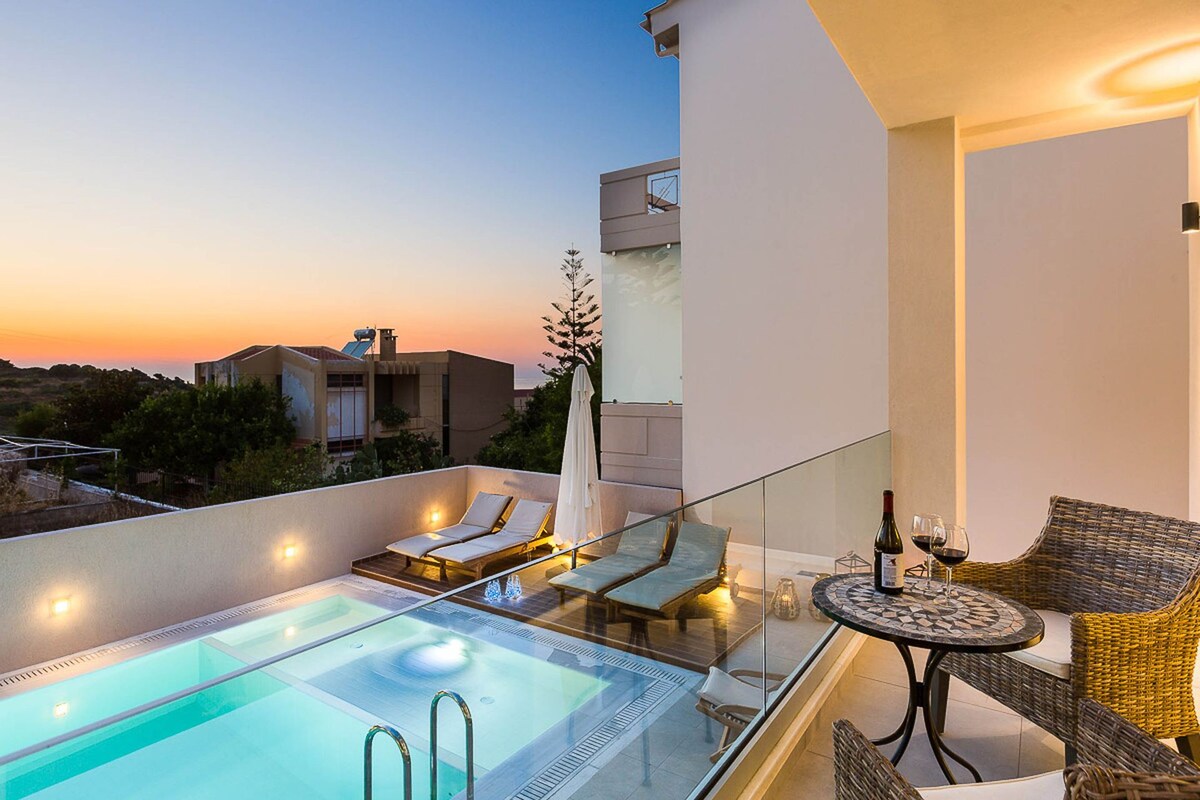 R 1221 Sesame’s Villa Amelia With BBQ facilities, Private outdoor pool & 9-seater van