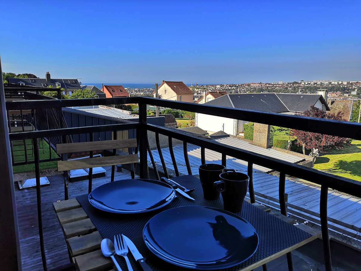 带阳台的单间公寓，可俯瞰Dieppe和大海