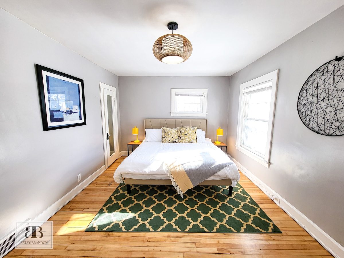 Stylish Townhome|King Bed|10 Min to DTWN CLE