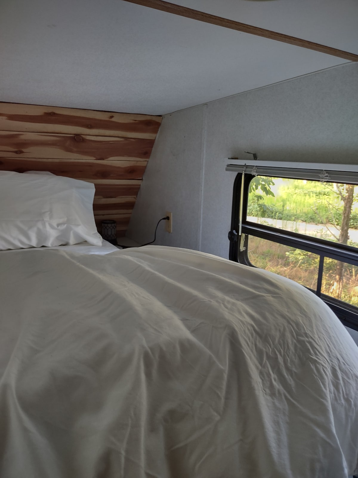 New QUEEN Sealy Pillowtop RV In Woods