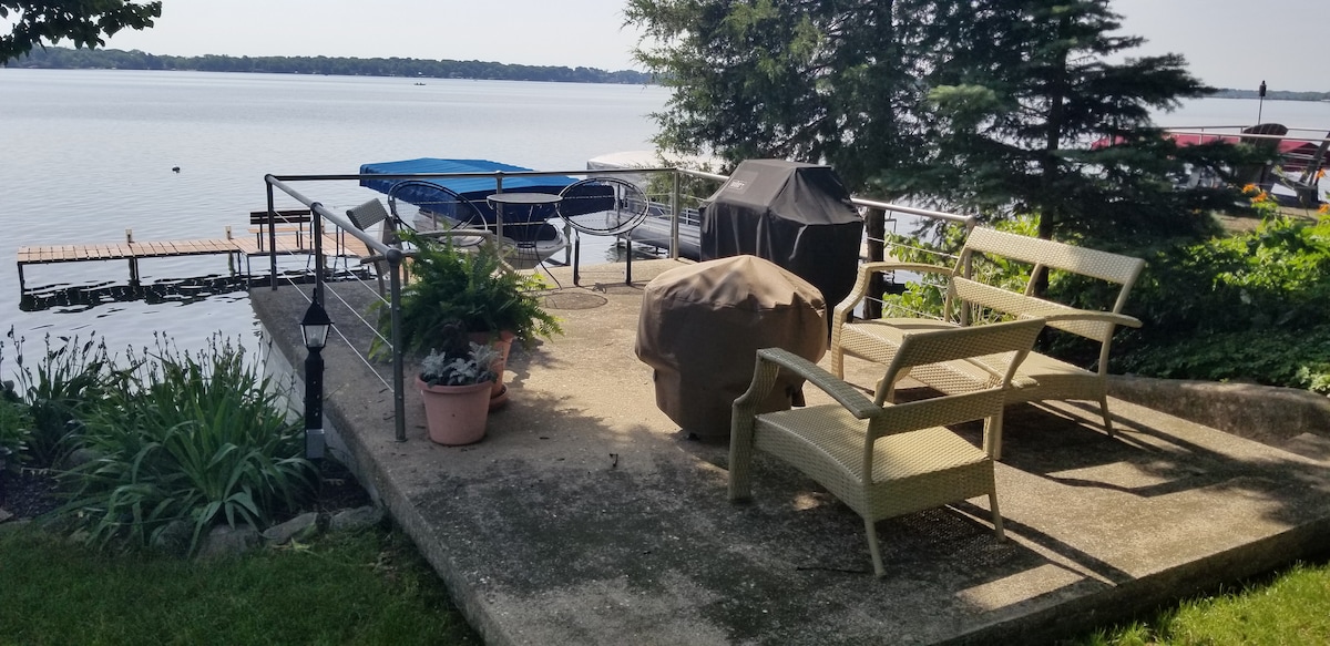 Lake shore cottage on beautiful Rock Lake