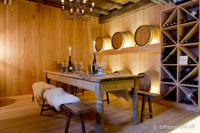 传统奢华的瑞士豪华房屋和迷人的酒窖