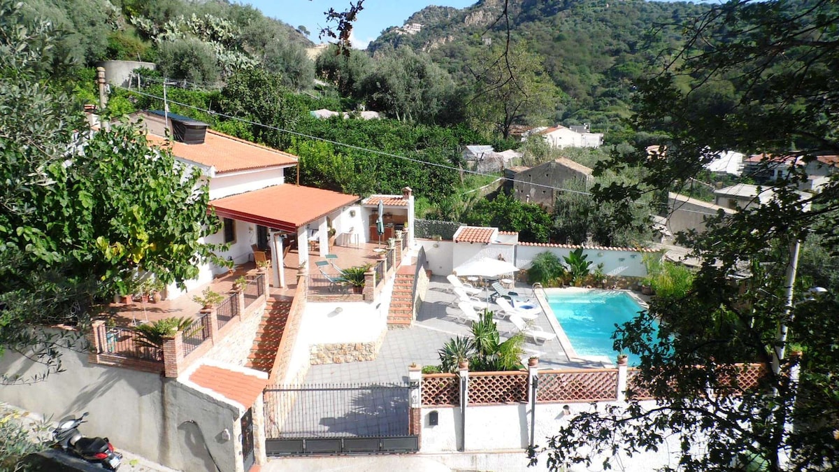 VillaSicily Savoca/陶尔米纳令人惊叹的别墅和泳池
