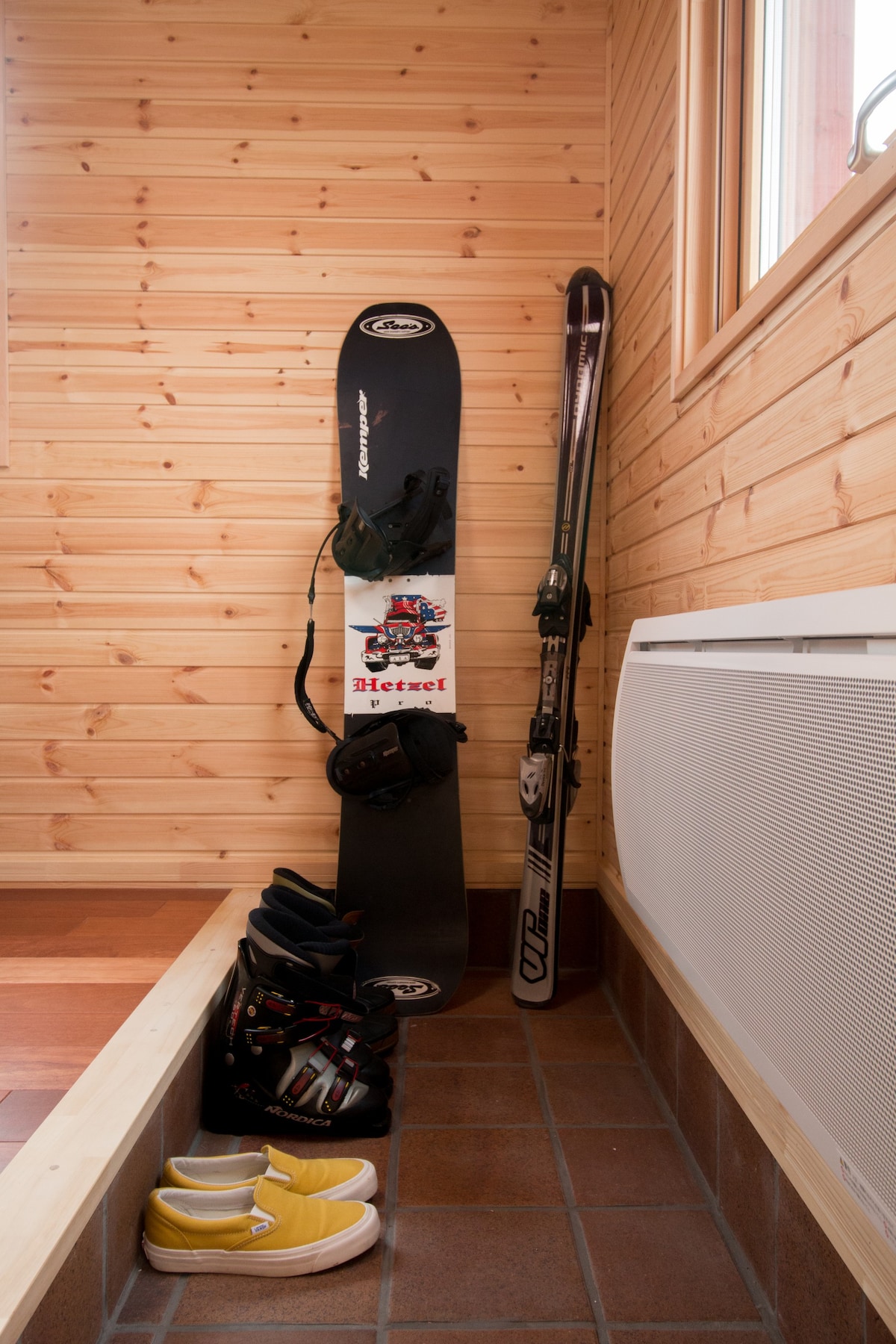 [每间客房均配备厨房、卫生间和浴缸）步行7分钟即可抵达富良野滑雪度假村。双人床+阁楼卧室