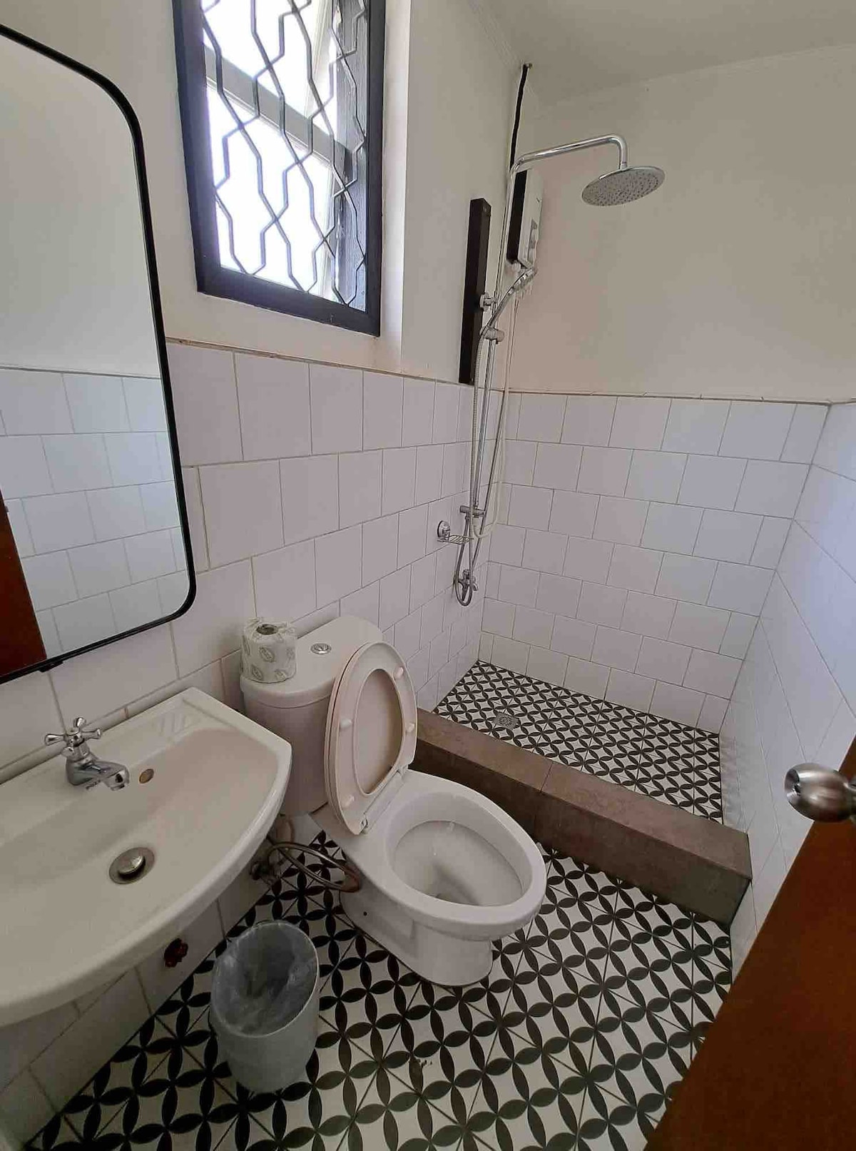 房间共用浴室Pasay巴士总站Netflix无线网络