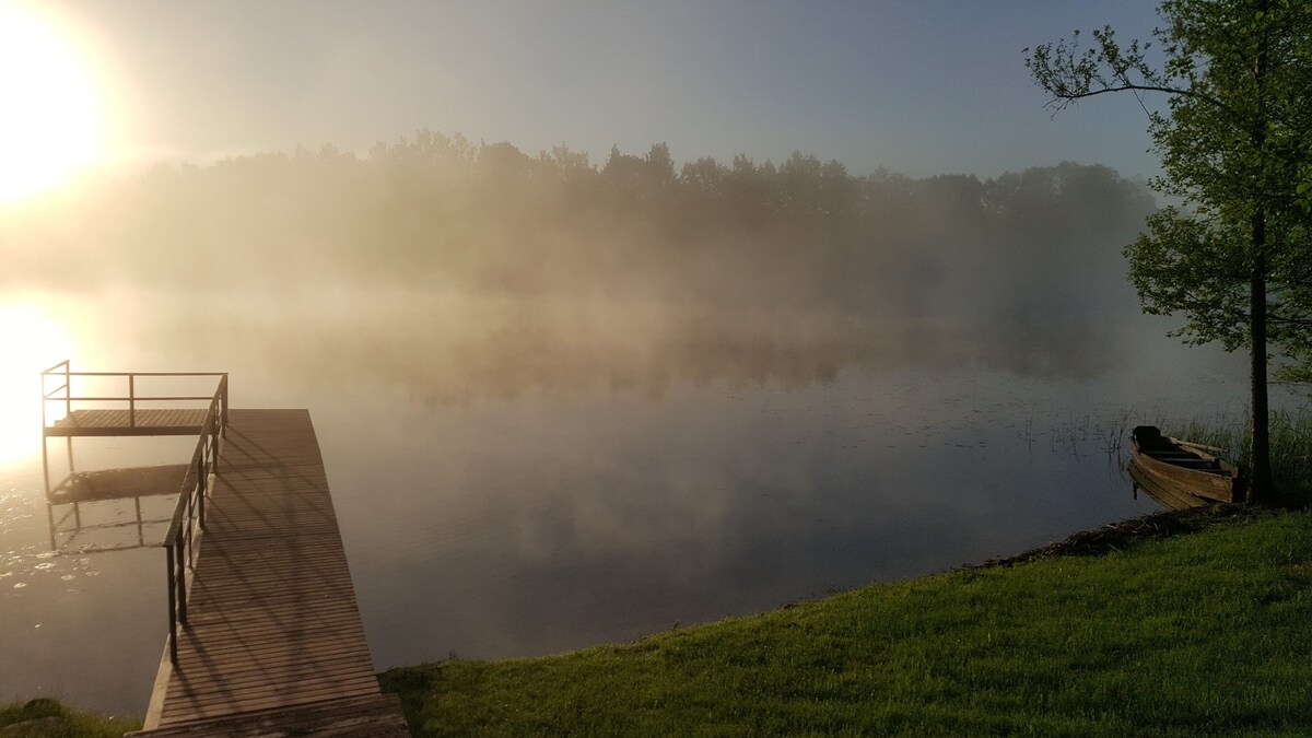 Hut in a serene lakeside location