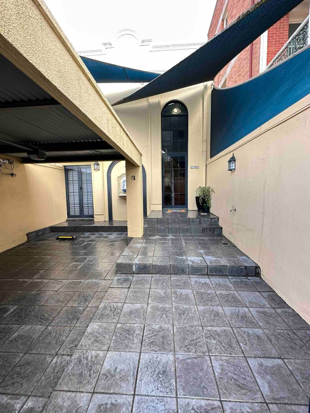 Two storey house in the heart of CBD Free parking!