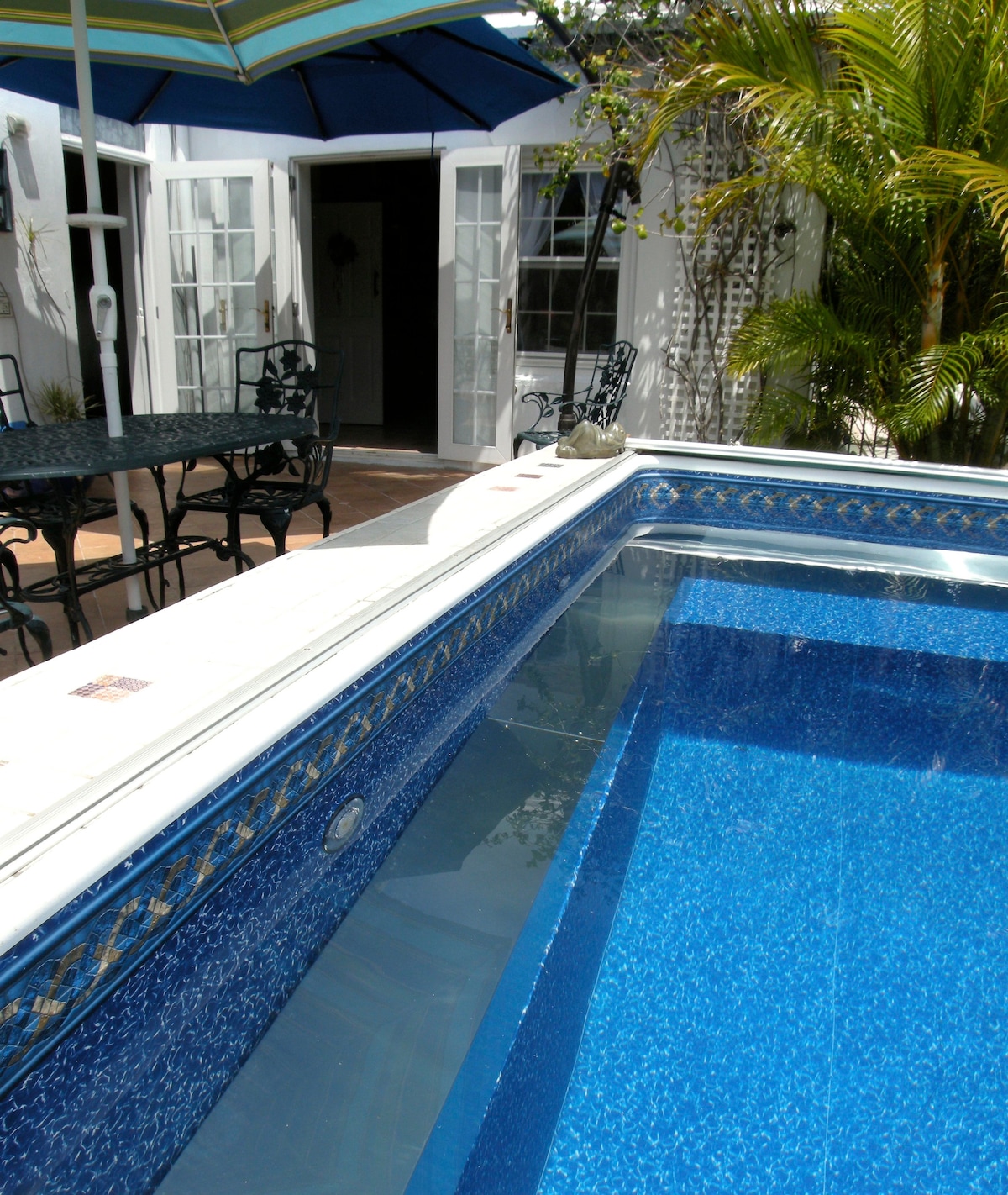 Jacaranda Rm at B&B with pool, steps to Hamilton