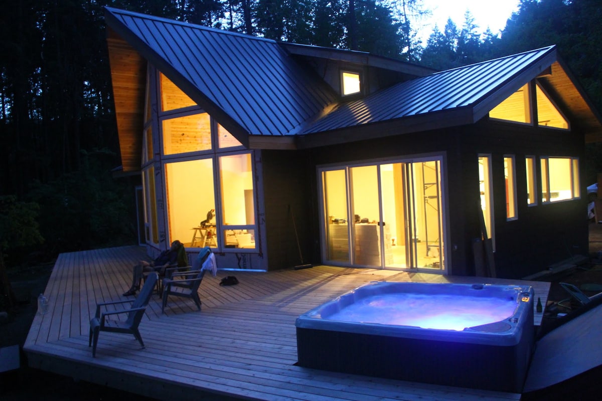 全新现代风格，景观和热水浴缸！