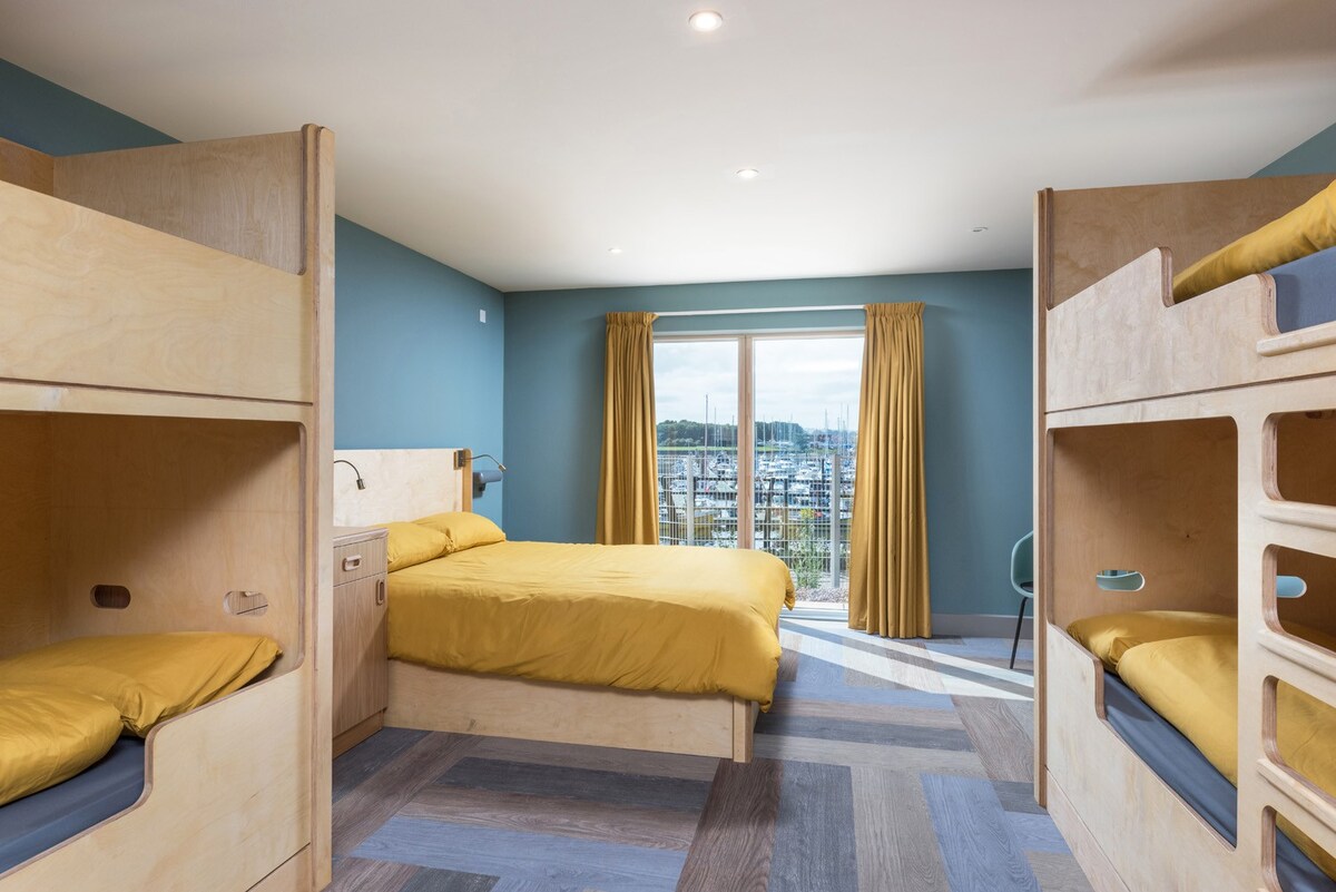 海滨独立房间，配备加大双人床和4张双层床