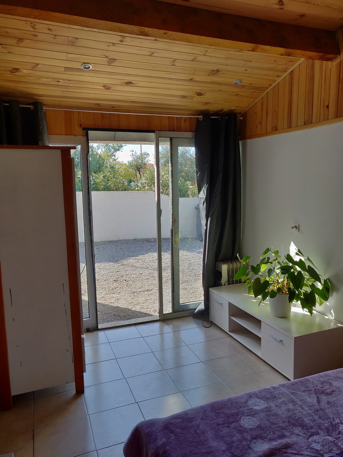 Chambre indépendante avec accès piscine