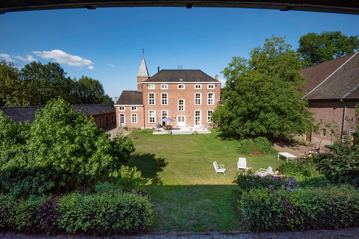 Gîte cosy de 4 personnes avec tennis et piscine