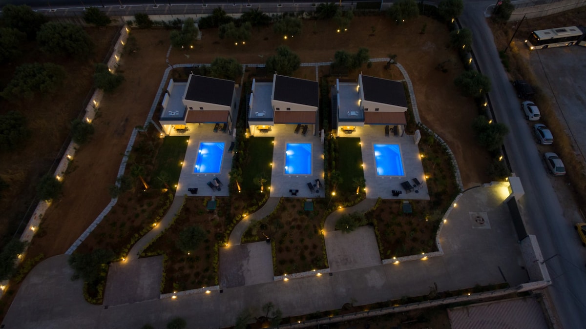 3Prvt Heated Pool-New villas 18 sleeps-Walk to ALL