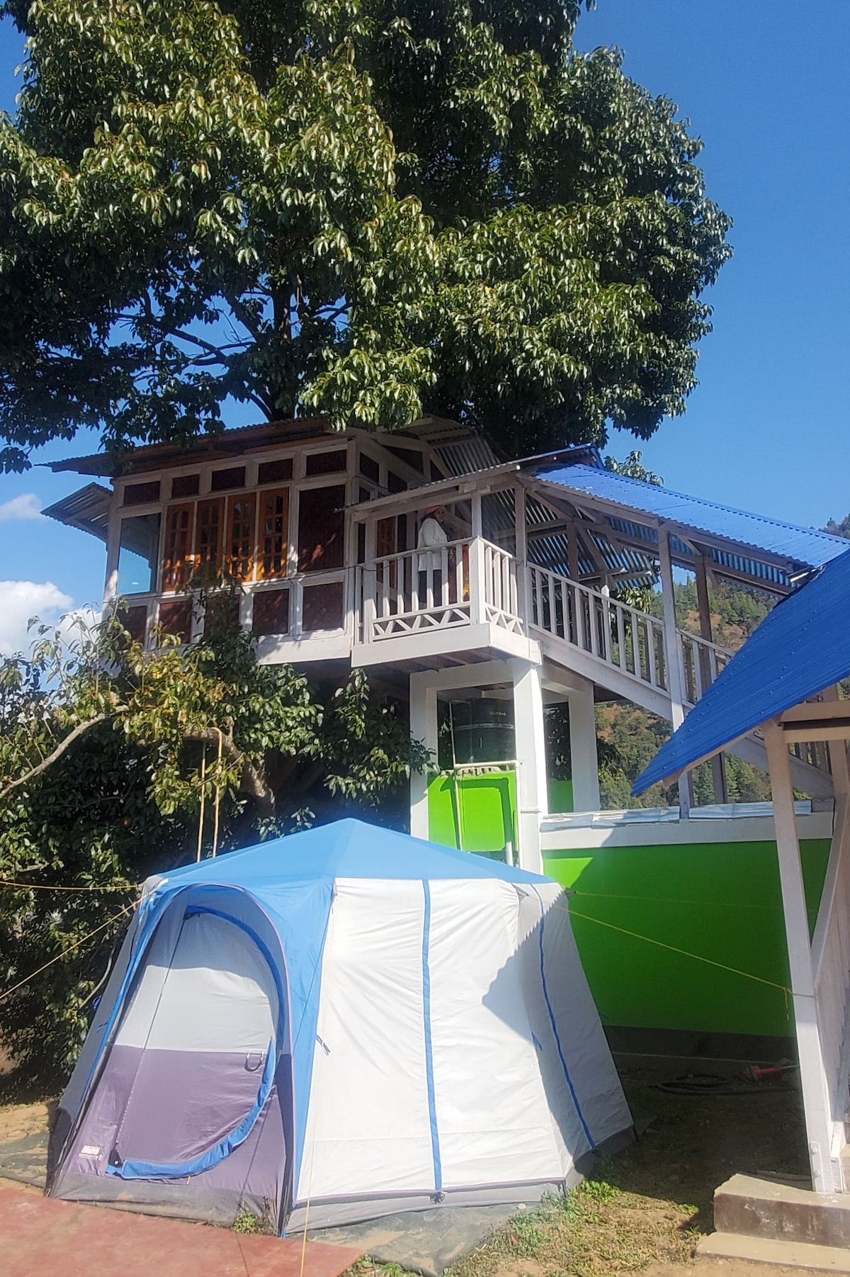 Lanjom寄宿家庭，带树屋和帐篷