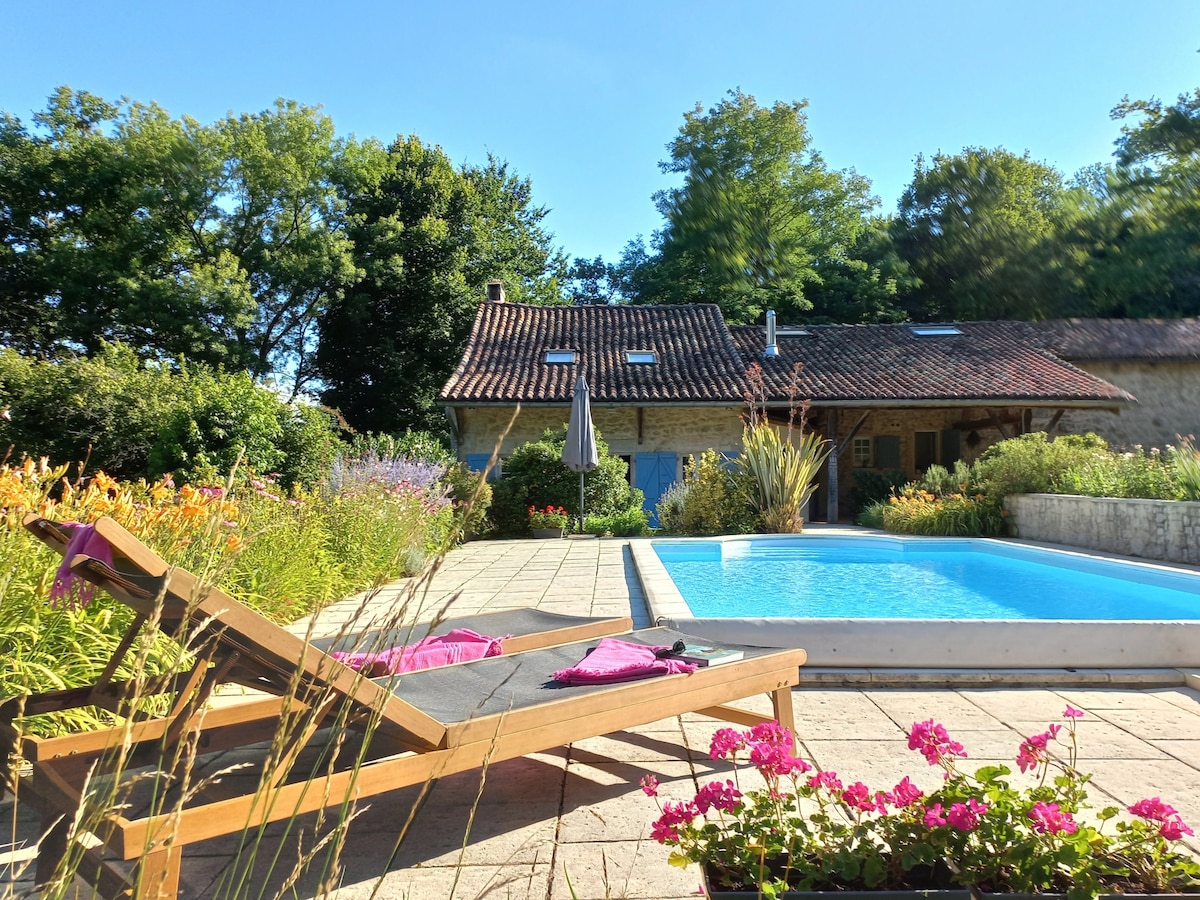 Jolie chambre privée avec piscine à la campagne.