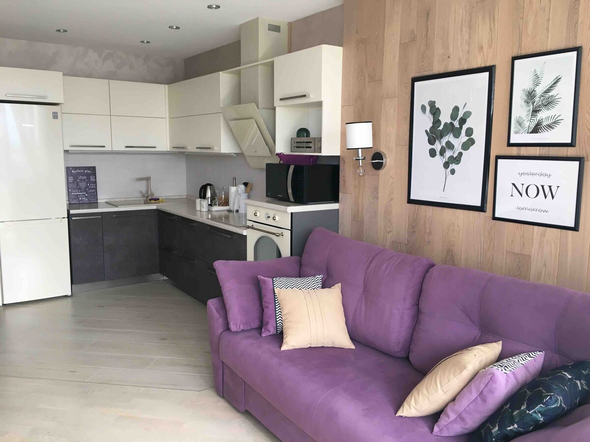 可俯瞰拉夫拉景观的紫色沙发公寓。