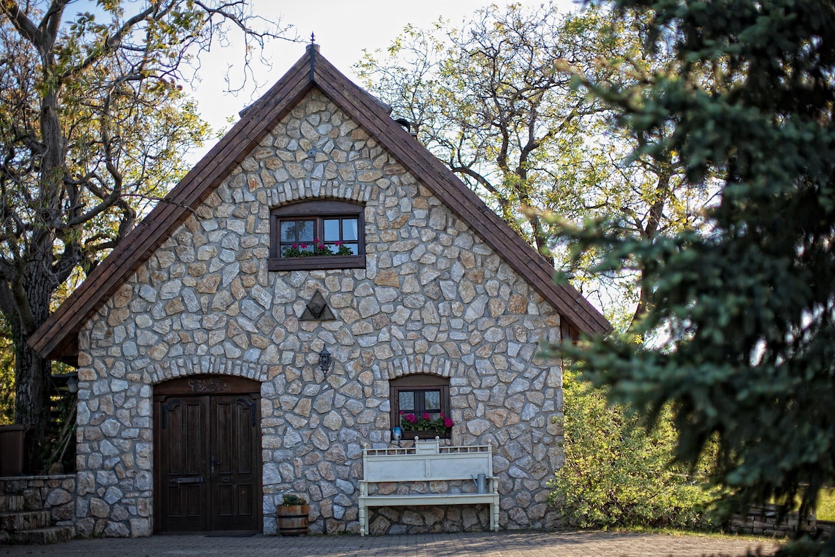 Walnut Grove-Walnut Tree Cottage