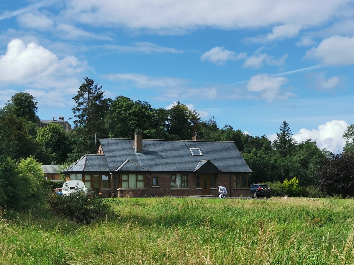 Enniskillen - Lake Lodge ， Erne旁边的平房