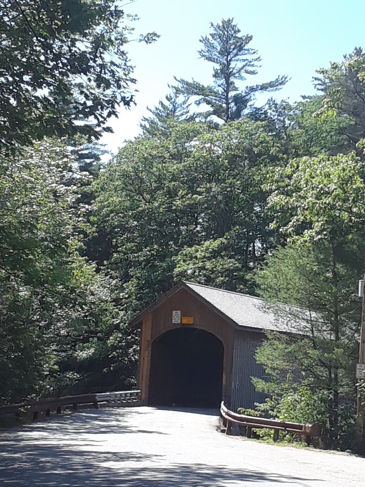 Covered Bridge Cottage -缅因州的木头和河流