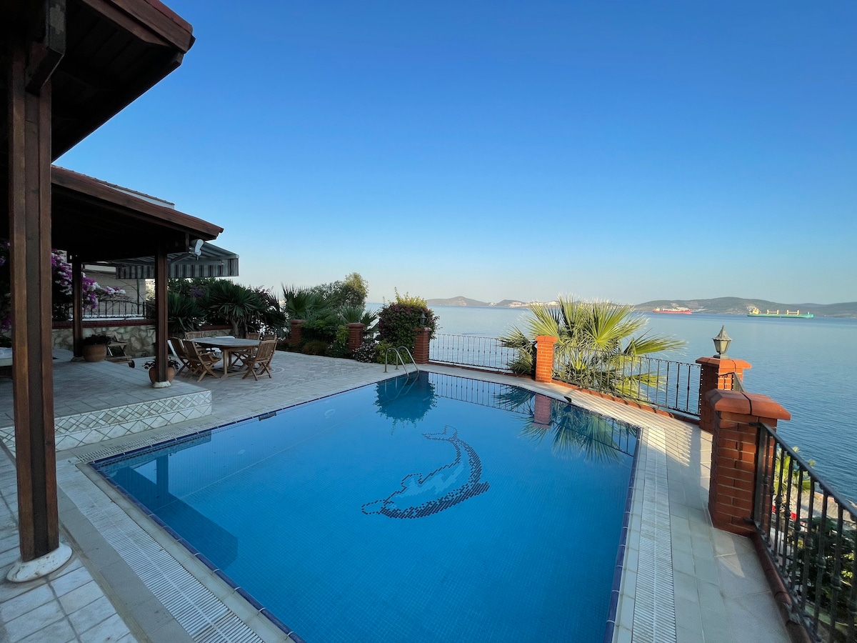 Villa by the sea, private pool and large terrace