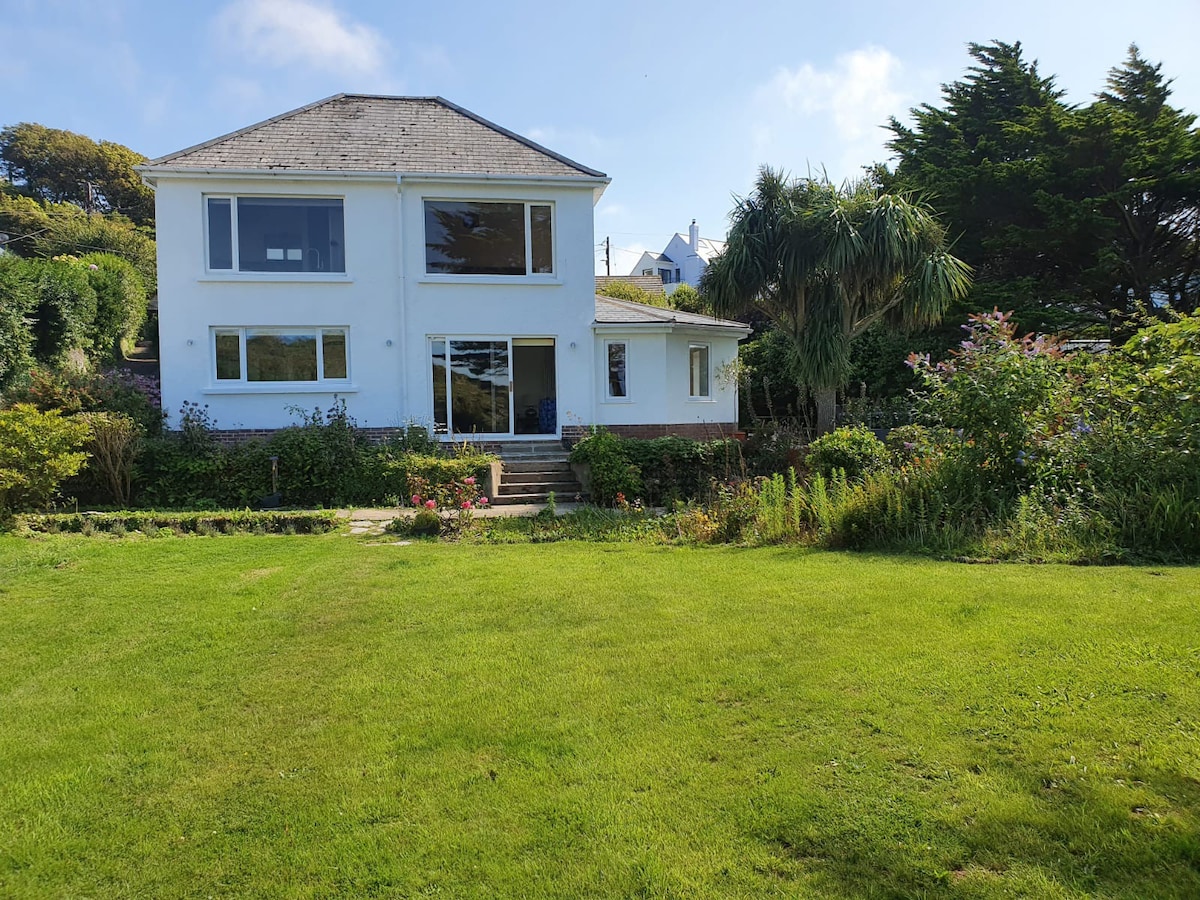 Huge garden with direct access to Coastal Path