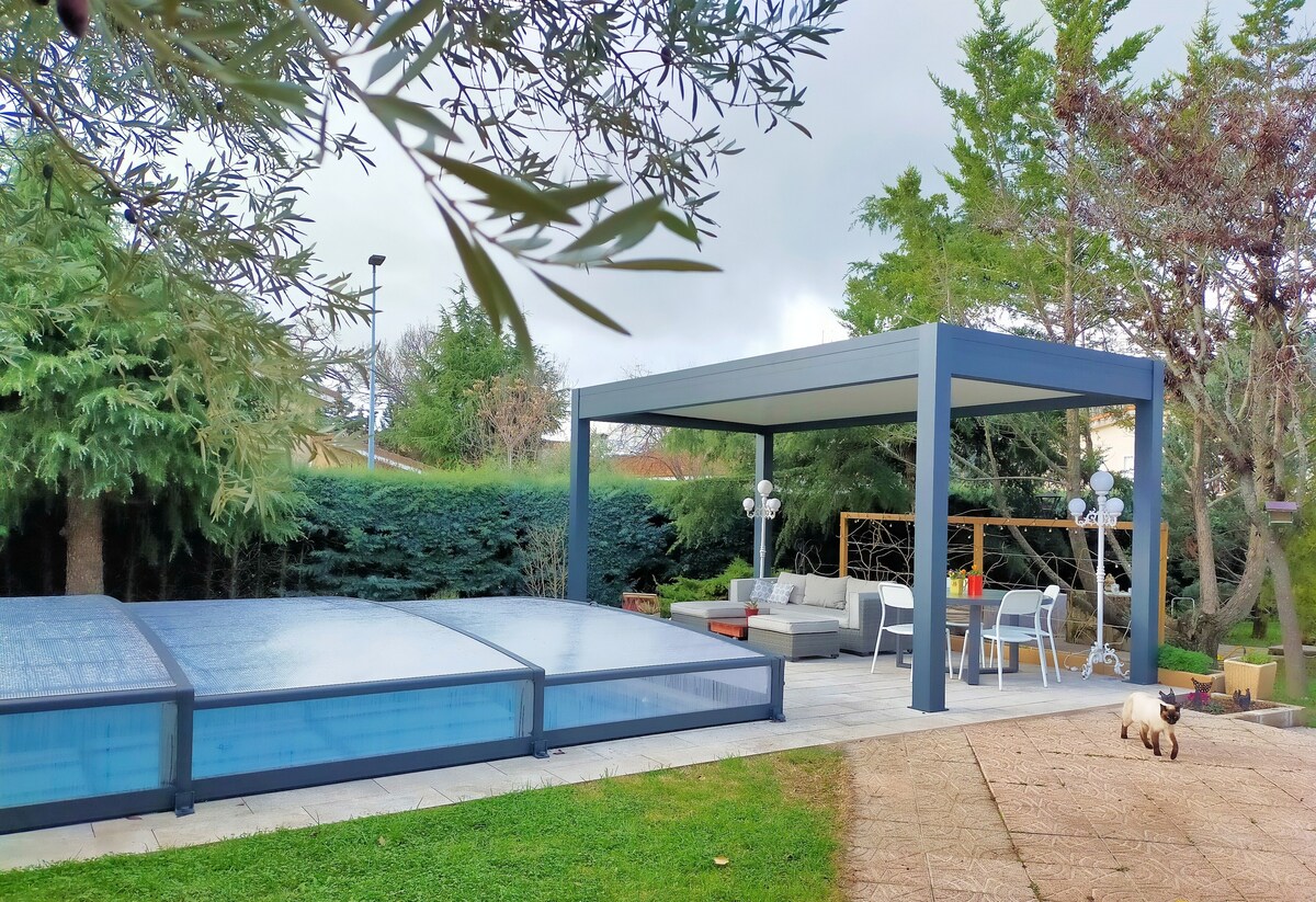 「El Nido」单间公寓、游泳池、无线网络和私人花园