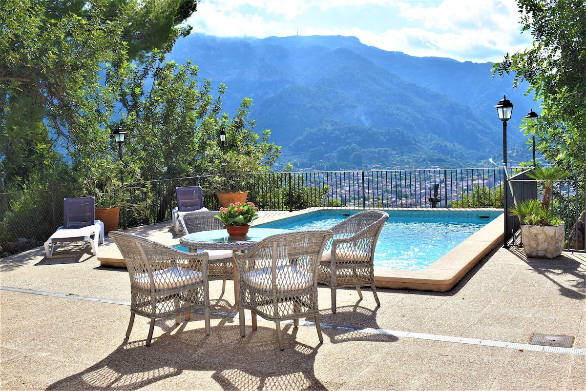 Casa con piscina y vistas al valle.