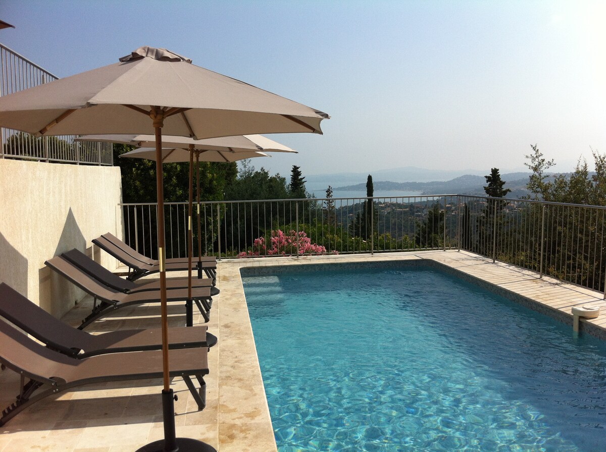 Villa met verwarmd zwembad en zeezicht