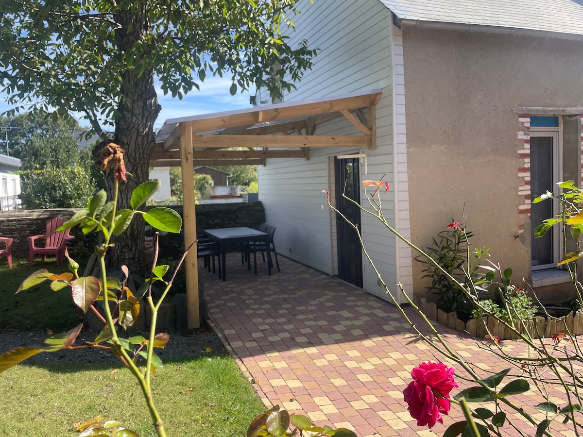 Maison chaleureuse avec terrasse, jardin, parking