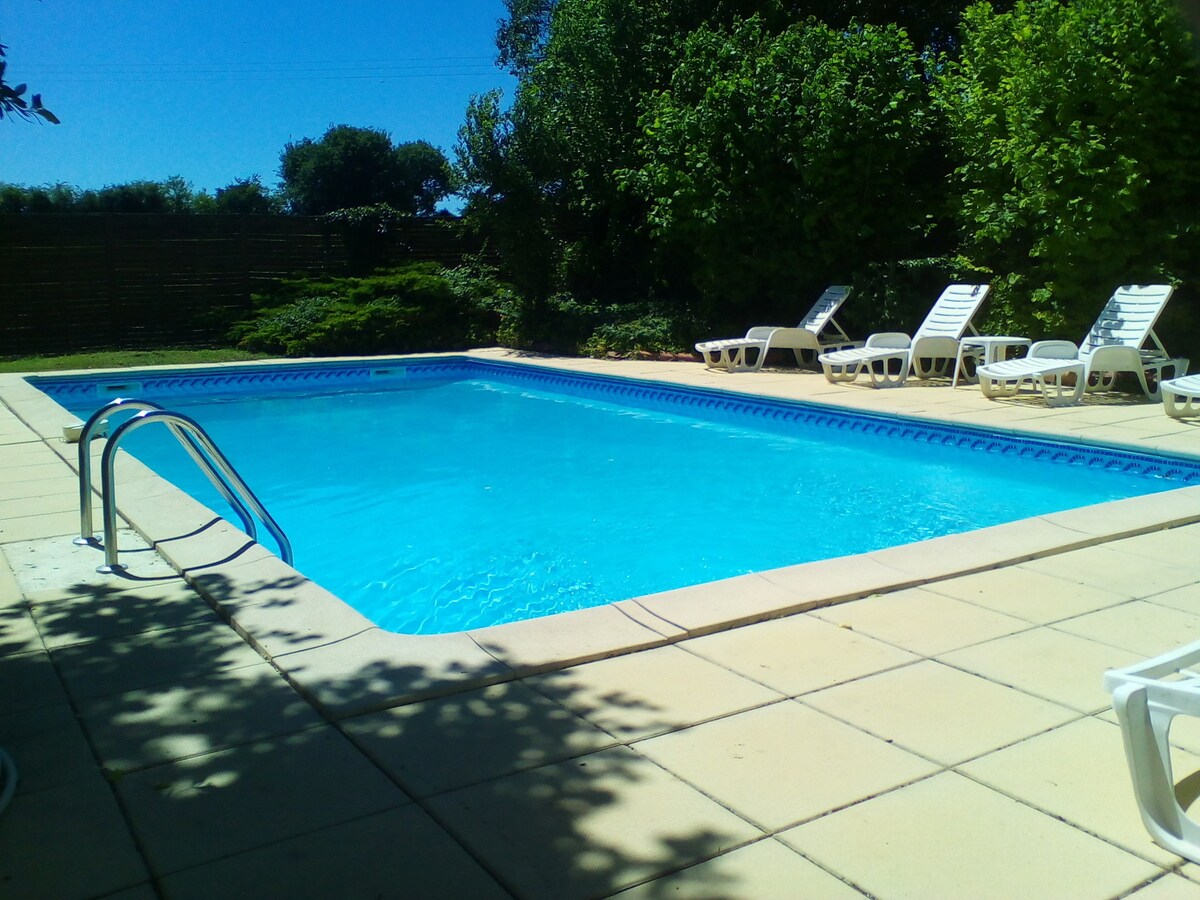 Family holiday + pool FLEURIE La Grange du Moulin