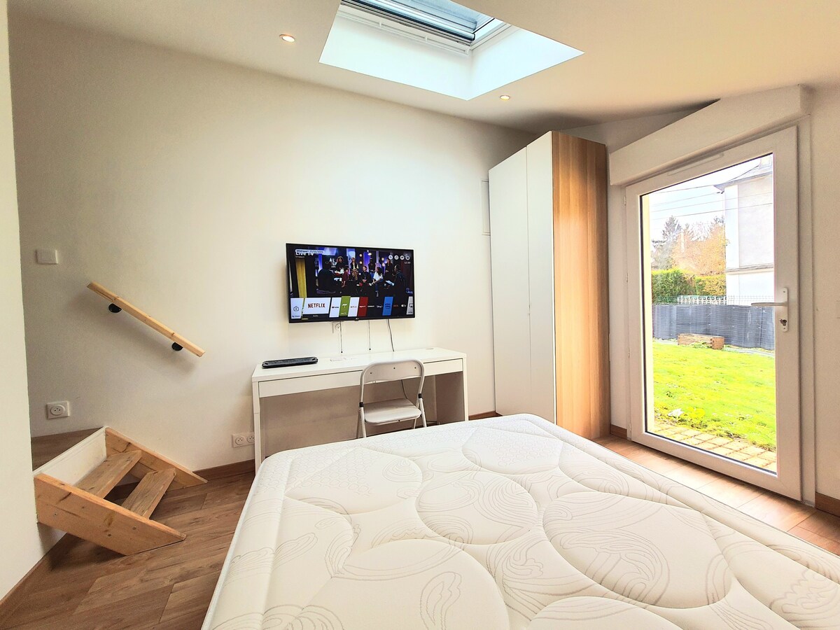 Chambre cosy avec salle d'eau et vue sur jardin