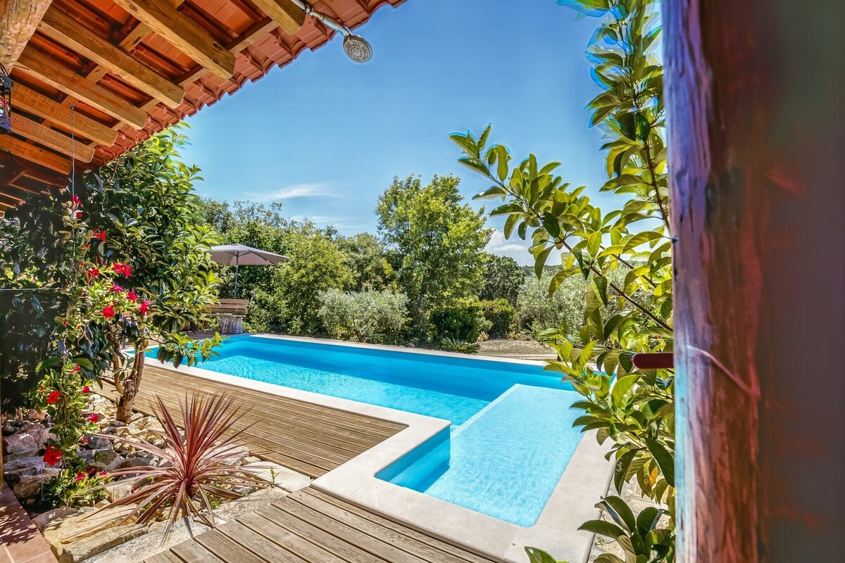 Carcavelos带泳池的令人印象深刻的度假房源