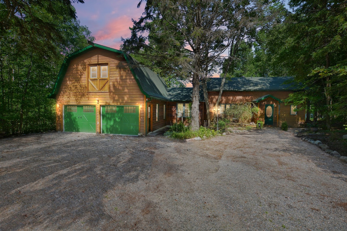 The Luksa Lodge on Commanda Lake