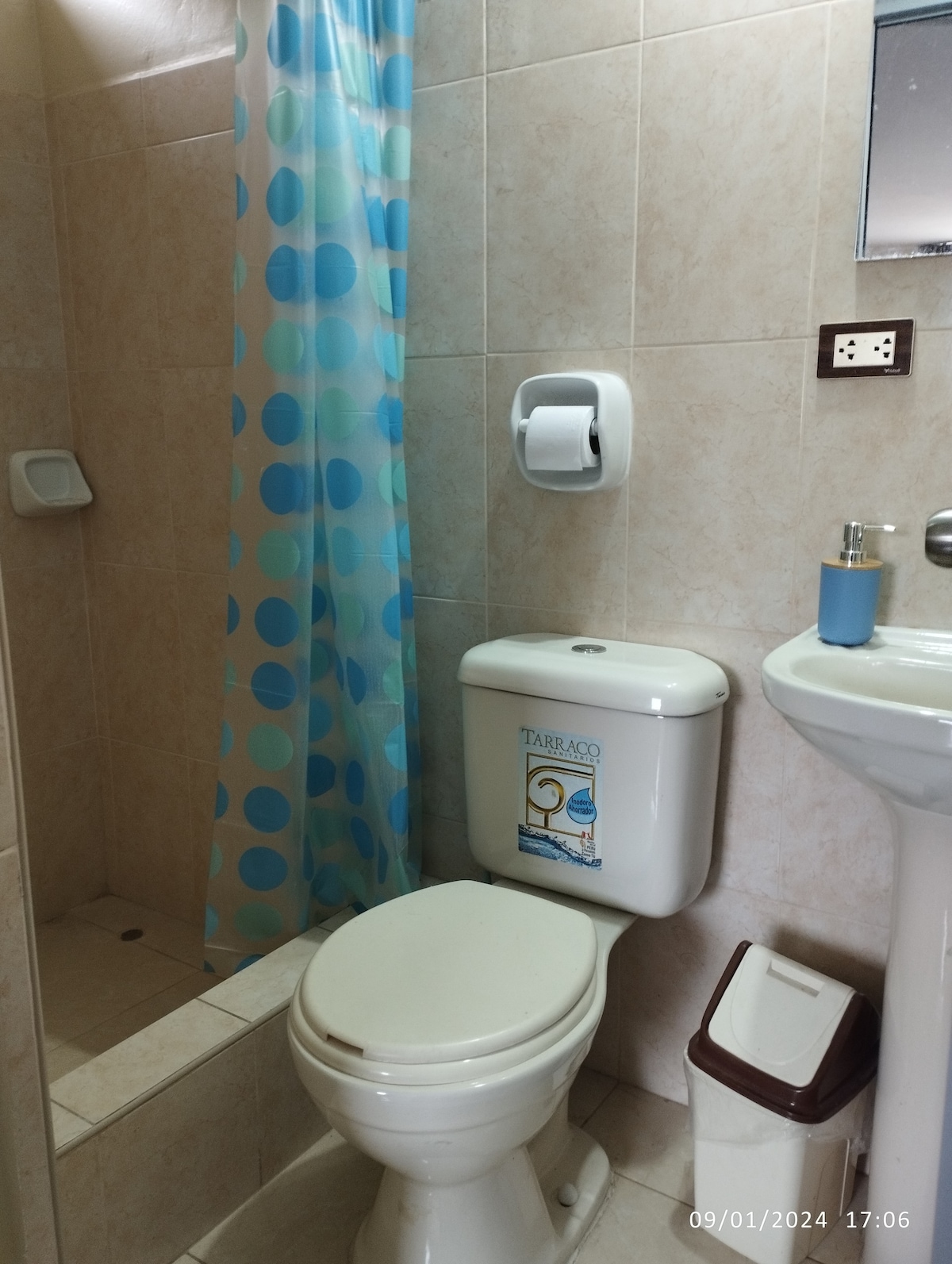 Cuarto amplio y baño propio - residencial segura.