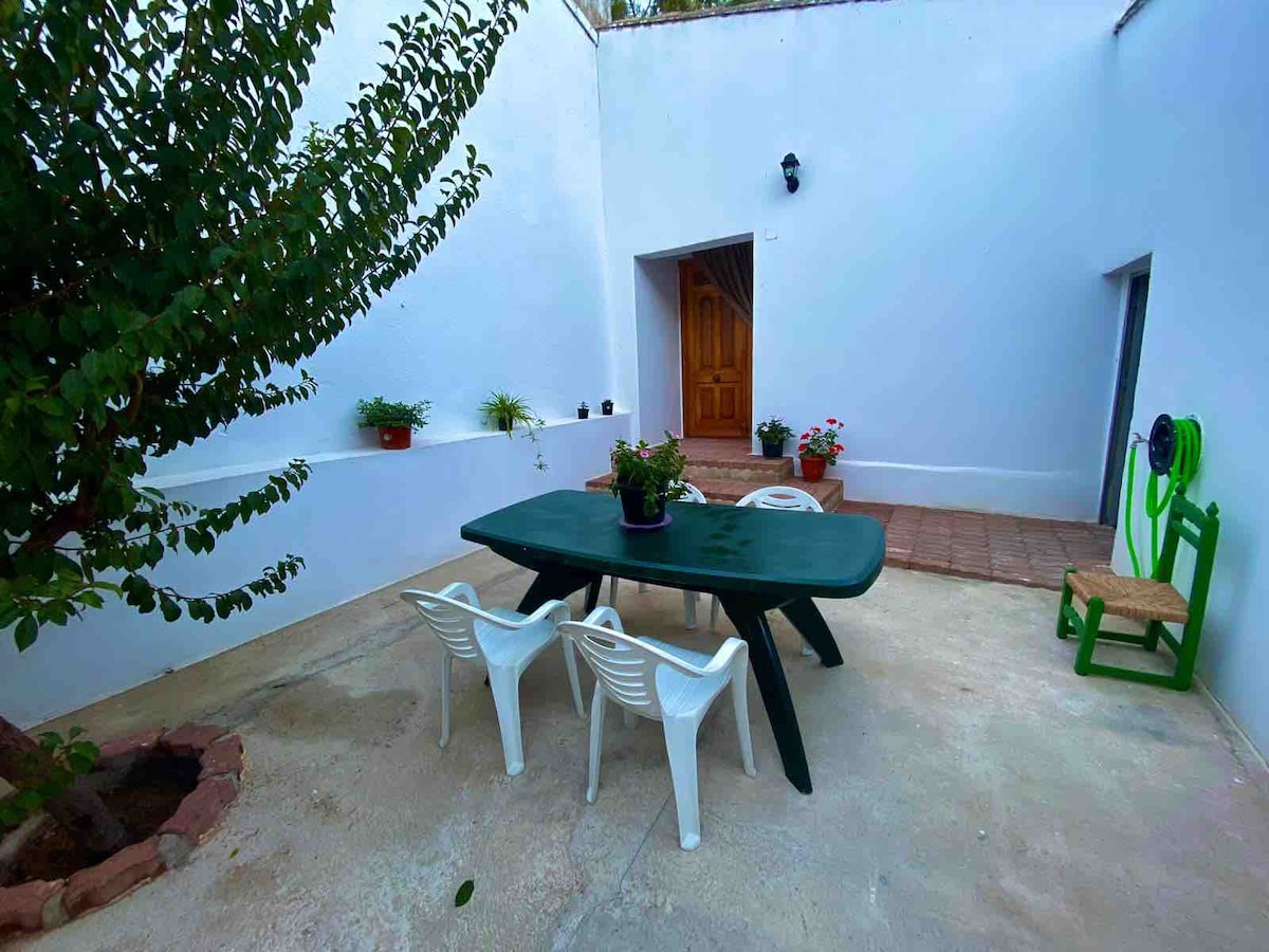 El Cañavate: Casa agradable con patio y balcon