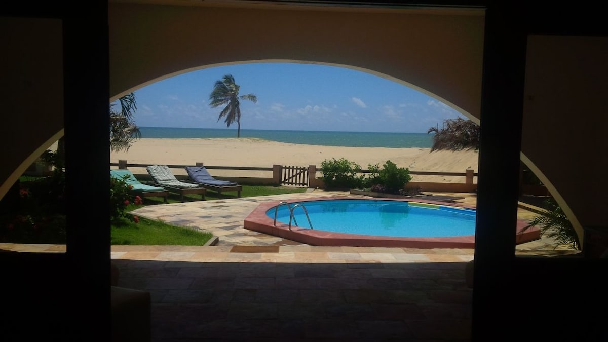 Pé na areia piscina e churrasqueira