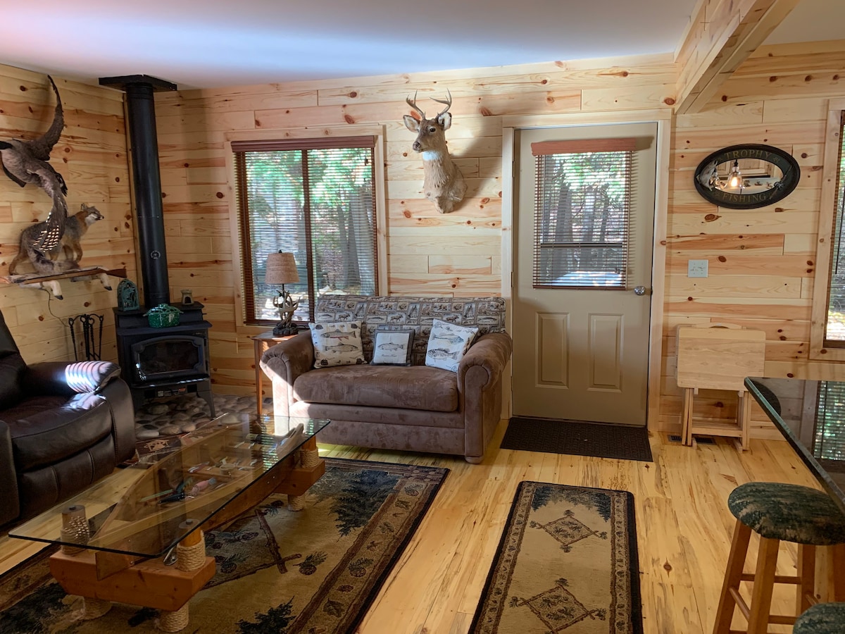 Creek-side cabin for a getaway in the woods