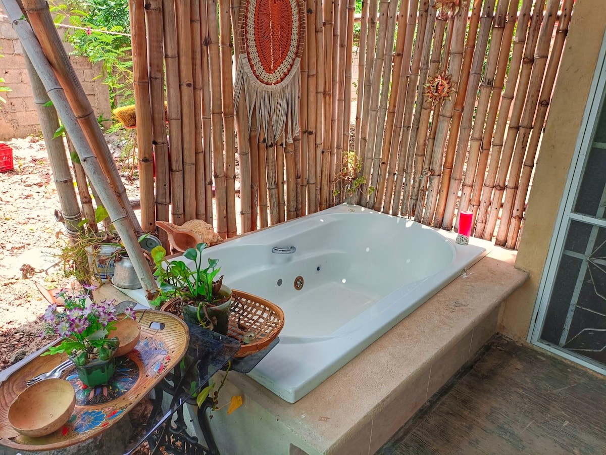 Casa Lili Chichen ：泳池、浴缸、厨房和无线网络。