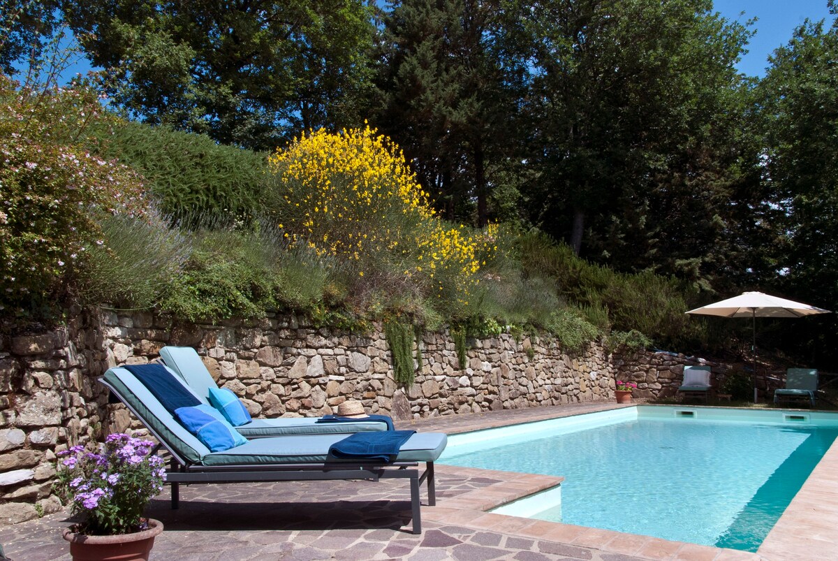 Farmhouse w/ private pool, scenic views in Umbria