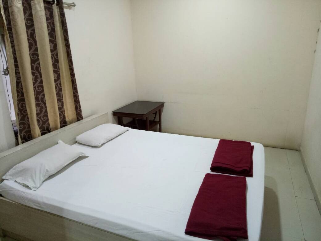 Hotel Ganga Kaveri Yatri Niwas豪华客房，无空调