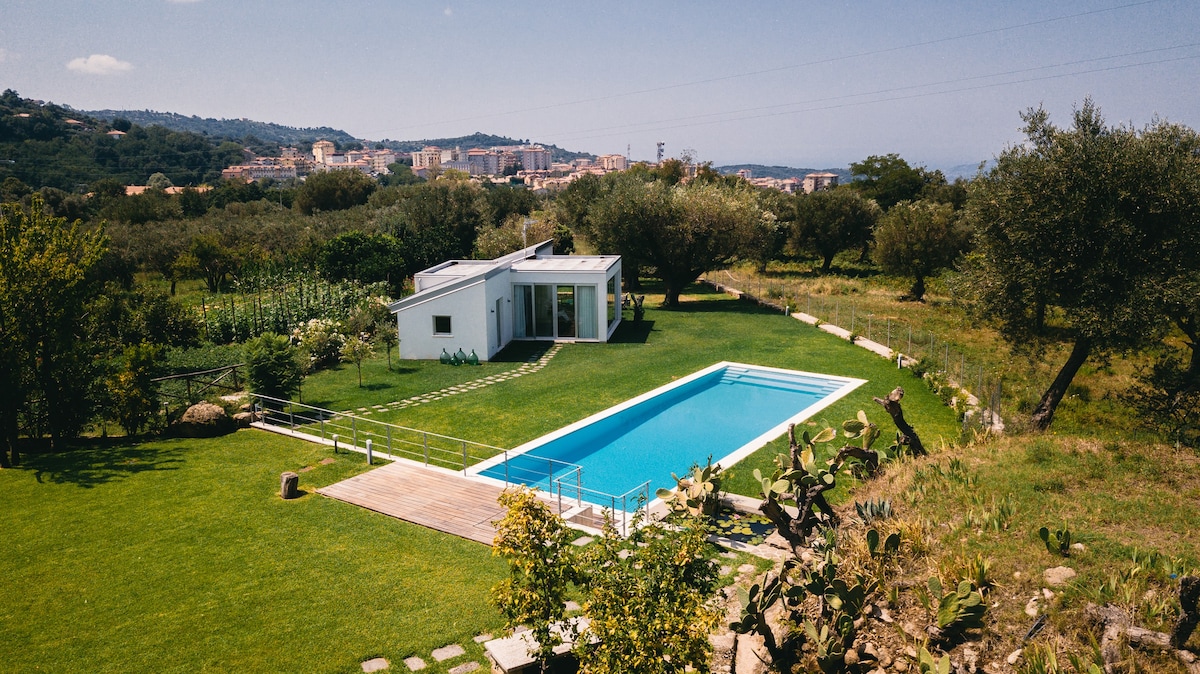 La Casa degli Ulivi ，带花园的现代小屋