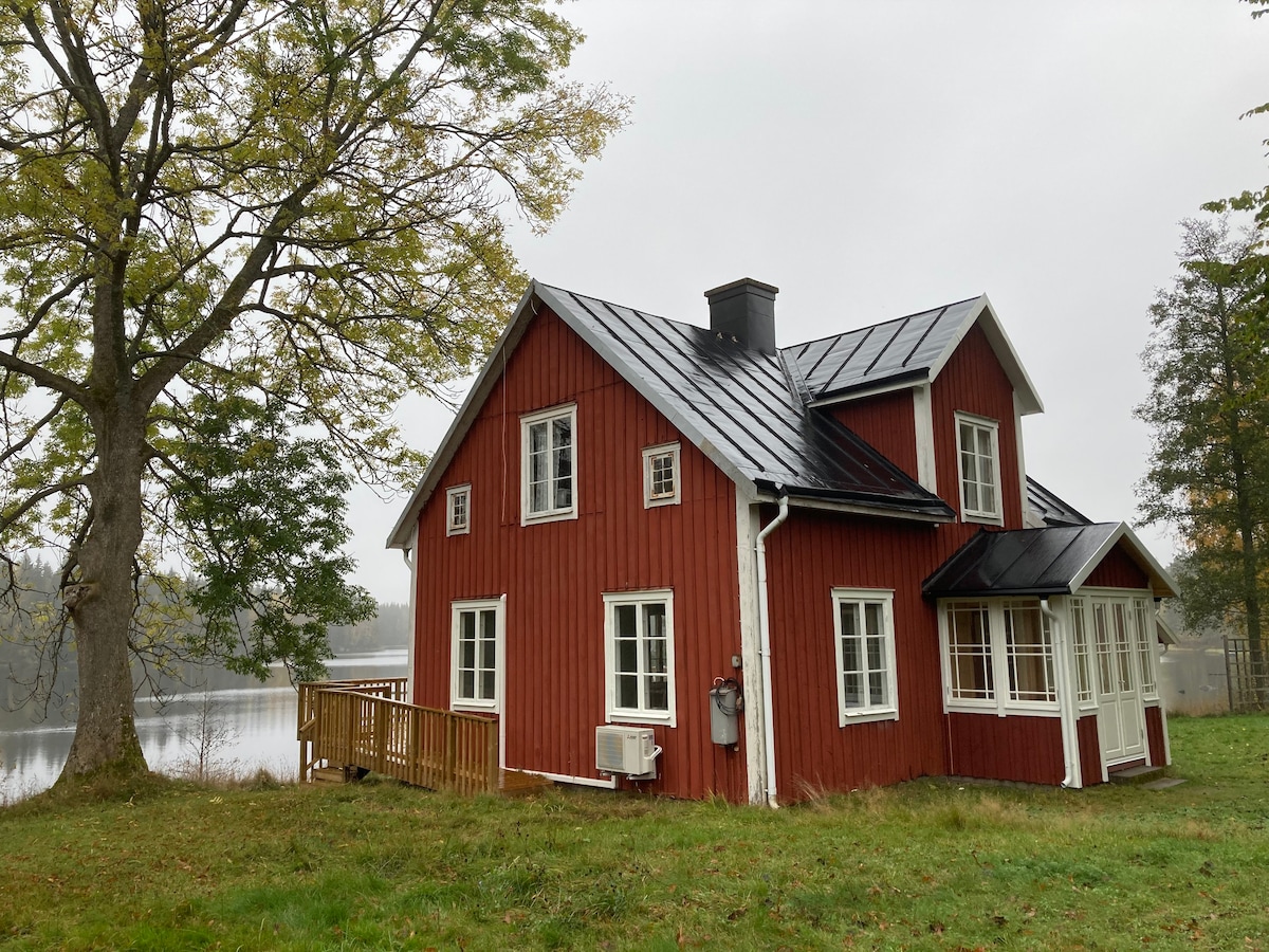 入住湖边迷人的Småland农场。